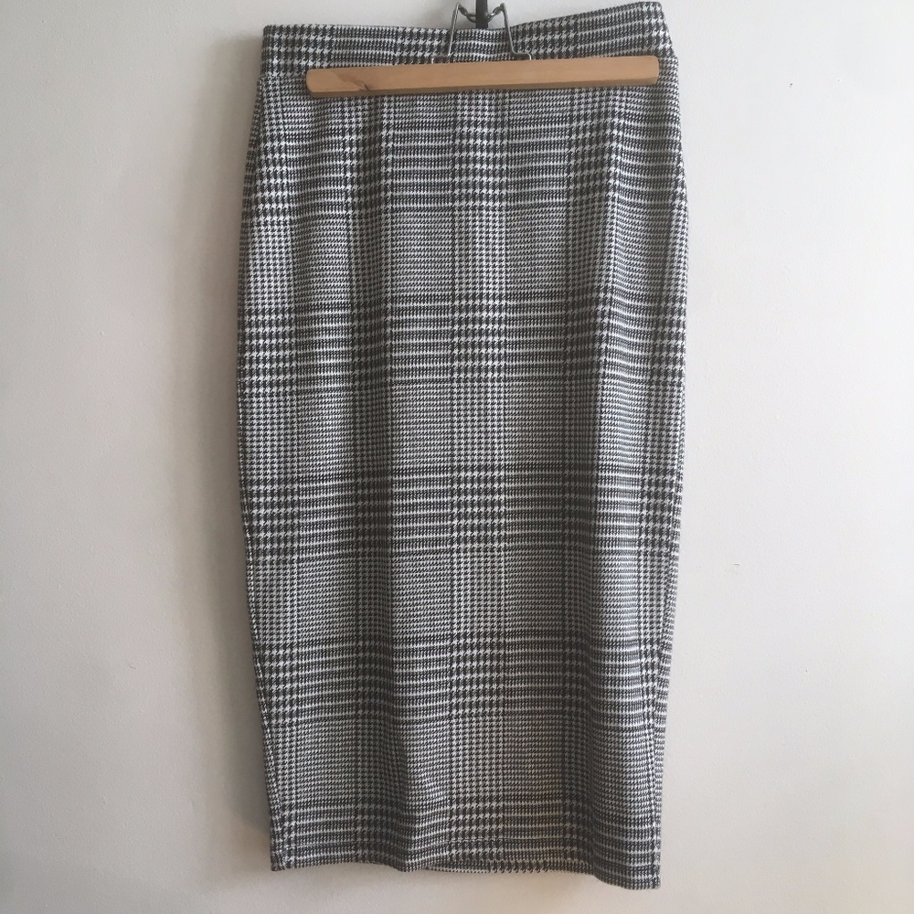 AKA NWT plaid/houndstooth pencil skirt in black and white